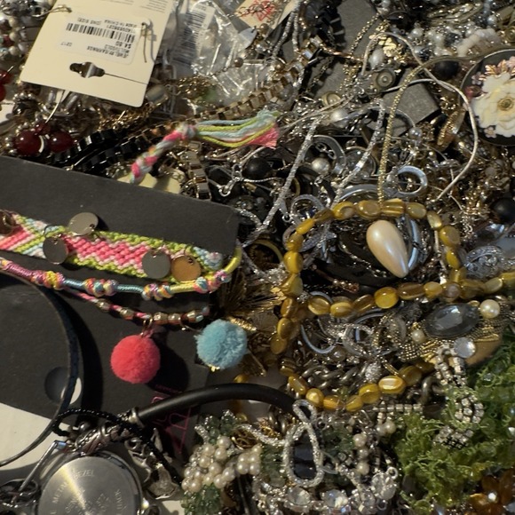 4 Lb Mixed Jewelry Modern Vintage crafter lot mismatched broken Some Wearable - Picture 7 of 7